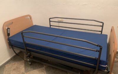Se vende Cama eléctrica articulada con carro elevador